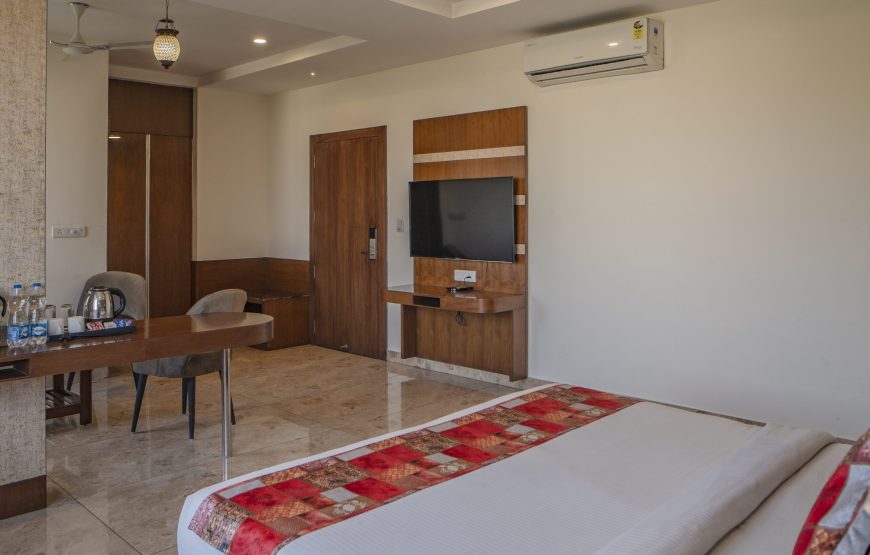 King Studio with Sofa Bed